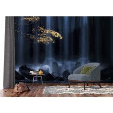 Een fotobehang van een herfsttak bij een waterval met rotsen en gouden tinten in een bedrijfsruimte.