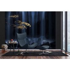 Een fotobehang van een herfsttak bij een waterval met rotsen en gouden tinten in een kantoor.