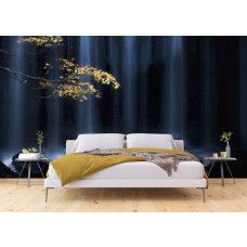 Een fotobehang van een herfsttak bij een waterval met rotsen en gouden tinten in een slaapkamer.