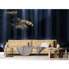 Een fotobehang van een herfsttak bij een waterval met rotsen en gouden tinten in een woonkamer.