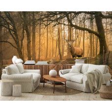 Een huiskamer met een fotobehang hert bij de bosrand met een hert in een idyllisch bos met kalm meer op de voorgrond.