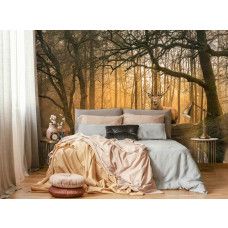 Fotobehang hert bij de bosrand met een hert in een idyllisch bos met kalm meer op de voorgrond, weergegeven in een slaapkamer.