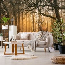 Fotobehang hert bij de bosrand met een hert in een idyllisch bos met kalm meer op de voorgrond, weergegeven in een woonkamer.