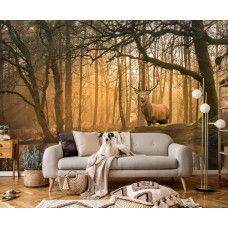 Een stijlvolle woonkamer met een fotobehang hert bij de bosrand met een hert in een idyllisch bos met kalm meer op de voorgrond.