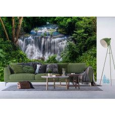 Een fotobehang van de Huai Mae Khamin waterval in Thailand in een regenwoud in een woonkamer with vliesbehang.