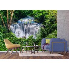 Een fotobehang van de Huai Mae Khamin waterval in Thailand in een regenwoud in een woonkamer.