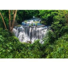 Een fotobehang van de Huai Mae Khamin waterval in Thailand in een regenwoud.
