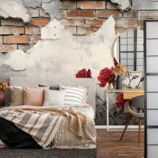 Fotobehang met een contrast tussen zachte bloemen en een industriële achtergrond in een romantische slaapkamer.