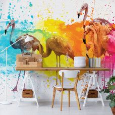 Een fotobehang van kleurrijke flamingo's in een kunstzinnig schilderij voor een studeerkamer.