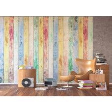 Een woonkamer met een fotobehang van kleurrijke houten panelen in een retro stijl.