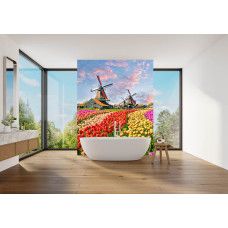 Fotobehang met een kleurrijk tulpenlandschap in een moderne badkamer.