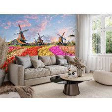 Fotobehang met een Hollands landschap vol bloeiende tulpen in een stijlvolle woonkamer.