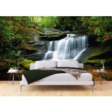 Een fotobehang van een krachtige waterval in het bos voor de slaapkamer.