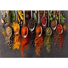 Fotobehang kruiden en specerijen met kleurrijke kruiden en specerijen op donkere achtergrond.