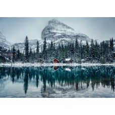 Fotobehang van het Lake O'Hara in Canada, gelegen in Yoho National Park, met een betoverend meer en uitgestrekte bergen.