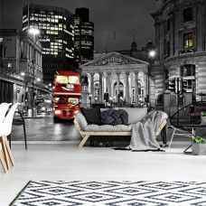 Een fotobehang van een rode dubbeldekkerbus in de straten van Londen voor de woonkamer.