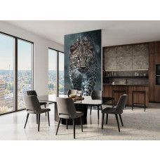 Fotobehang luipaard in tropisch regenwoud geplaatst in een kantoor, waar de intense blik voor een krachtige en professionele uitstraling zorgt.