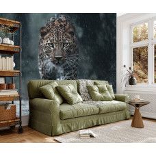 Fotobehang luipaard in tropisch regenwoud in een woonkamer, dat een krachtige eyecatcher vormt met een wilde en natuurlijke uitstraling.