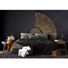 Een fotobehang met een luxe gouden mandala in de slaapkamer, waarin de verfijnde lijnen en metallic goudaccenten zorgen voor een serene en stijlvolle ambiance.