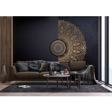 Een fotobehang met een luxe gouden mandala in een moderne woonkamer, waarbij de gedetailleerde patronen en subtiele glans een tijdloze en harmonieuze uitstraling geven.