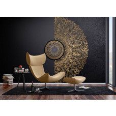 Een fotobehang met een luxe gouden mandala in de woonkamer, waar de symmetrische vormen en warme goudtinten een chique en rustgevende sfeer creëren.