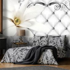 Een fotobehang met een luxe zilverkleurig bloemenpatroon in abstracte stijl voor de slaapkamer.