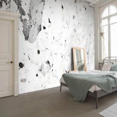 Fotobehang met een verfijnde witte marmerlook in een serene en stijlvolle slaapkamer.