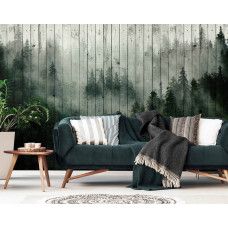 Een fotobehang van een mistig bos op houten planken met natuur en bomen te zien in de huiskamer.