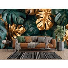 Fotobehang met monstera bladeren in groen en goud aan de muur van een stijlvolle woonkamer.