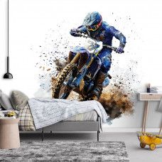 In de kinderkamer een stoere motorcrossrijder op een crossmotor in volle vaart.