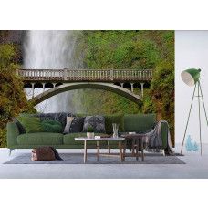 Een fotobehang van Multnomah Falls, Oregon, met een brug en waterval in een woonkamer met Airtex en vliesbehang.