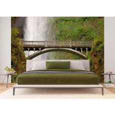 Een fotobehang van Multnomah Falls, Oregon, met een brug en waterval in een slaapkamer.