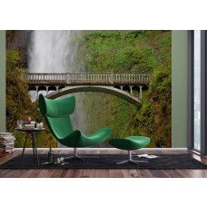 Een fotobehang van Multnomah Falls, Oregon, met een brug en waterval in een woonkamer.
