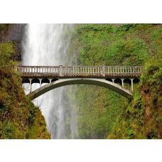Een fotobehang van Multnomah Falls, Oregon, met een brug en waterval.
