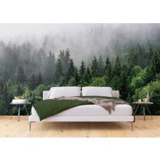 Een fotobehang van een mysterieus mistig bergbos in een slaapkamer.