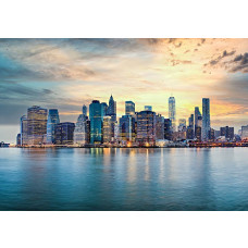 Fotobehang New York skyline bij zonsondergang met wolkenkrabbers en reflectie in het water.