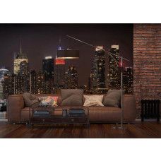 Een stijlvolle woonkamer met een fotobehang van de skyline van New York in de Nacht en zijn verlichte wolkenkrabbers.