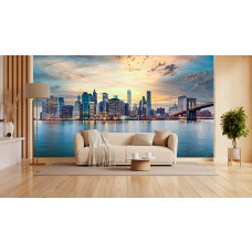 Fotobehang New York skyline bij zonsondergang panorama in moderne woonkamer met warme lucht en reflectie in water.