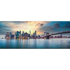 Fotobehang New York bij zonsondergang panorama met skyline, wolkenkrabbers en brug over het water.