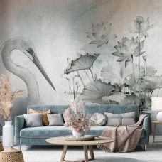 Fotobehang oosterse kraanvogel met lotus in een woonkamer, elegant en rustgevend.