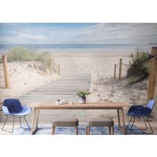 Een fotobehang met een rustgevend houten pad naar het strand in een ruim kantoor, waarin het zonnige kustlandschap en de houten planken een ontspannen sfeer brengen.