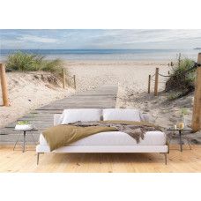 Een fotobehang met een idyllisch houten pad naar het strand in de slaapkamer, met warme houttinten en een open horizon die een kalmerende uitstraling geven.