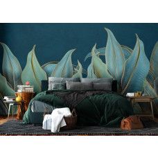 Een fotobehang met palmbladeren en gouden accenten in de slaapkamer, waarin het tropische bladerpatroon en warme goudtinten zorgen voor een elegante en rustgevende ambiance.