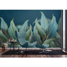 Een fotobehang met palmbladeren en gouden accenten in de woonkamer, waar de diepe groentinten en glanzende goudlijnen een chique en stijlvolle sfeer creëren.