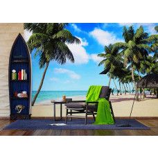 Een fotobehang van palmbomen bij de zee op een strand, ideaal voor een speelse en zonnige kinderkamer.
