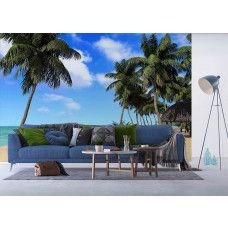 Een fotobehang van palmbomen bij de zee op een strand, dat een ontspannen, vakantieachtige sfeer creėert in een woonkamer.