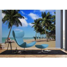 Een fotobehang van palmbomen bij de zee op een strand, perfect voor het creėren van een tropische sfeer in een woonkamer.
