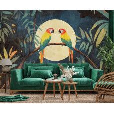 Een woonkamer met een fotobehang met papegaaien zittend op een tak, omringd door weelderige jungleplanten, verlicht door het zachte licht van een volle maan.