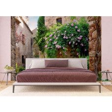 Een fotobehang van een patio tuin in Peratallada in een slaapkamer.