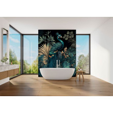Donker fotobehang met pauw en tropische bladeren in een luxe badkamerinterieur.
